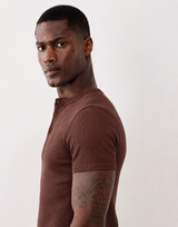 KESINGTON HENLEY MUSCLE TEE - RICH MOCHA