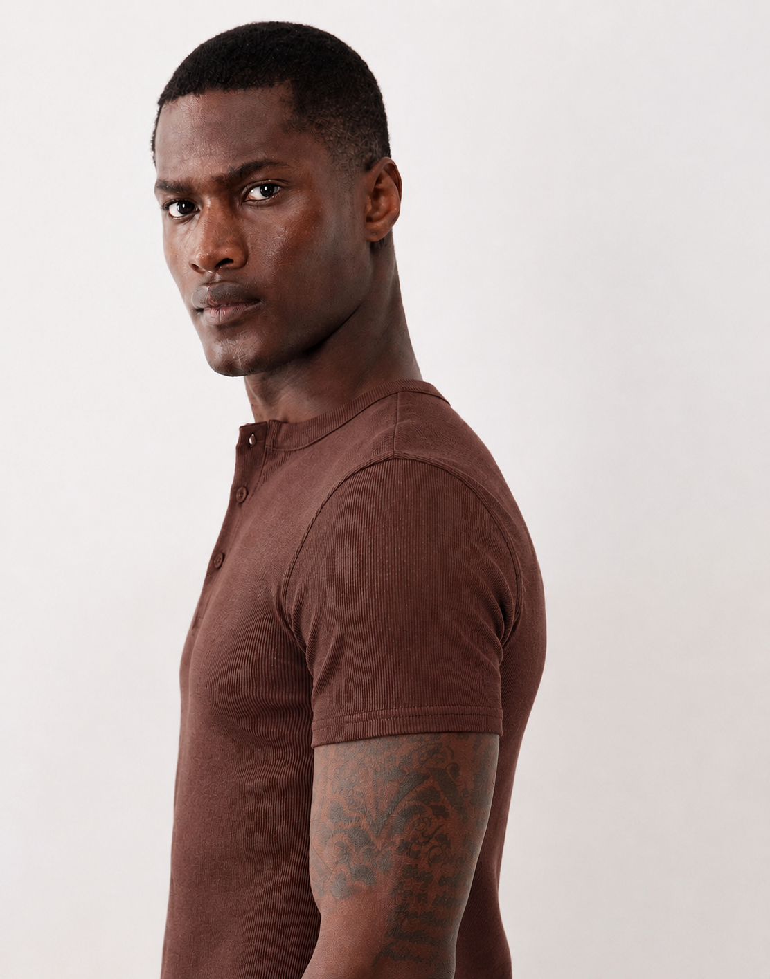 KESINGTON HENLEY MUSCLE TEE - RICH MOCHA